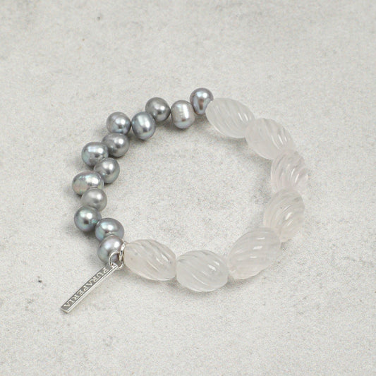 PURAPERLA グレー淡水パール × 彫刻水晶ビーズ ナチュラルエナジーブレスレット|静謐の輝き