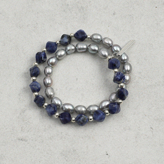 PURAPERLA ソーダライト × グレー淡水パール ダブルチェーン ナチュラルエナジーブレスレット|静海のリズム